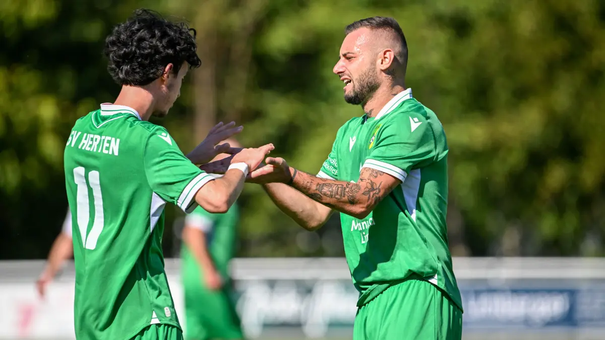 Sascha Strazzeri bringt Herten per Heber auf die Siegerstraße.