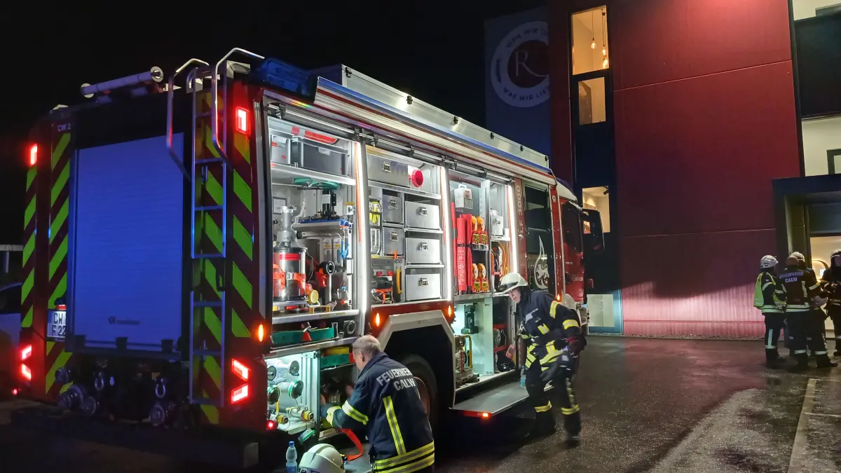 Die Feuerwehr war am Sonntagabend mit einem großen Aufgebot bei der Produktionsstätte der Bäckerei Raisch in Oberriedt.