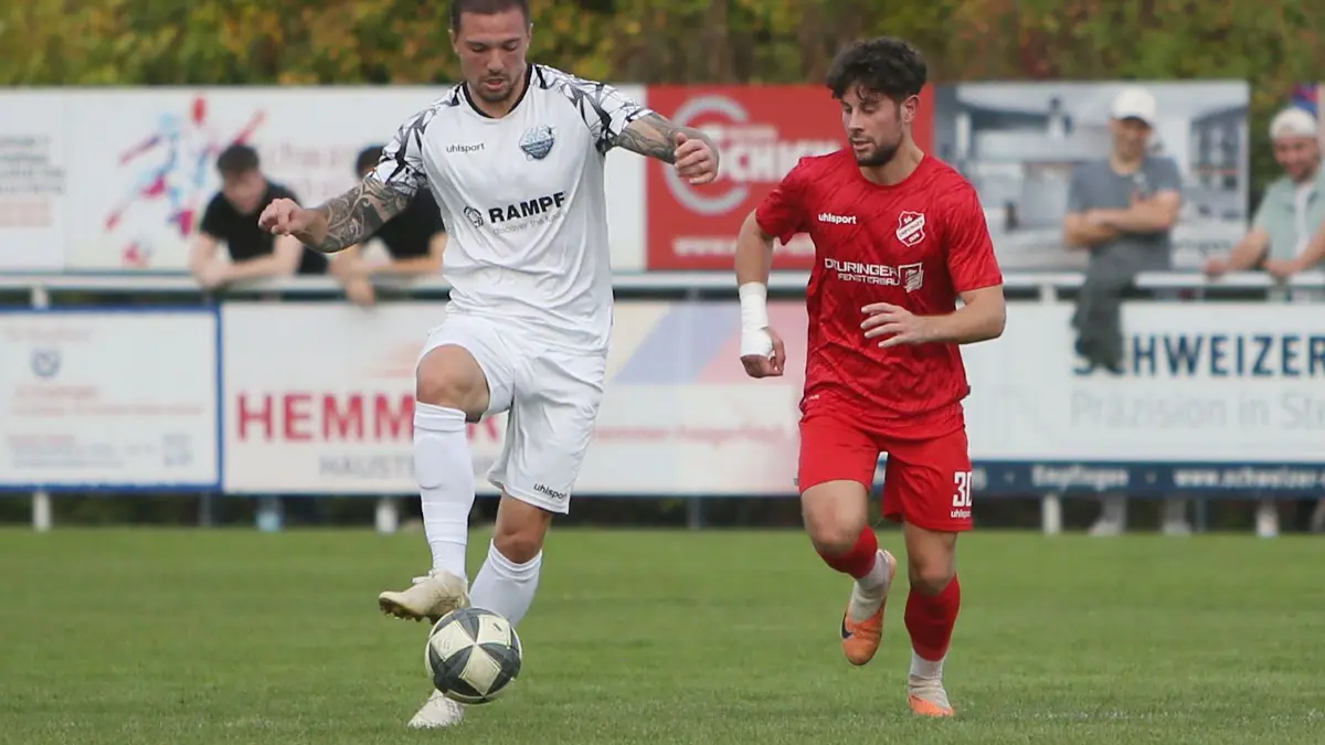 Fabio Pfeifhofer (links) verschoss für den SV Seedorf einen Elfmeter.