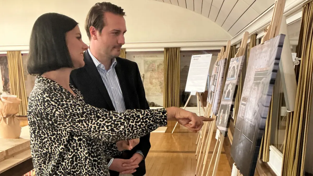 Anna Lips und Oberbürgermeister Adrian Sonder bei der Besichtigung der Ausstellung