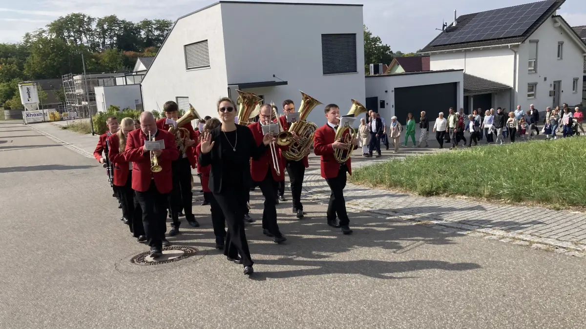 Auf dem Weg zur Auberghalle. Der Musikverein begleitete die Gottesdienstbesucher.