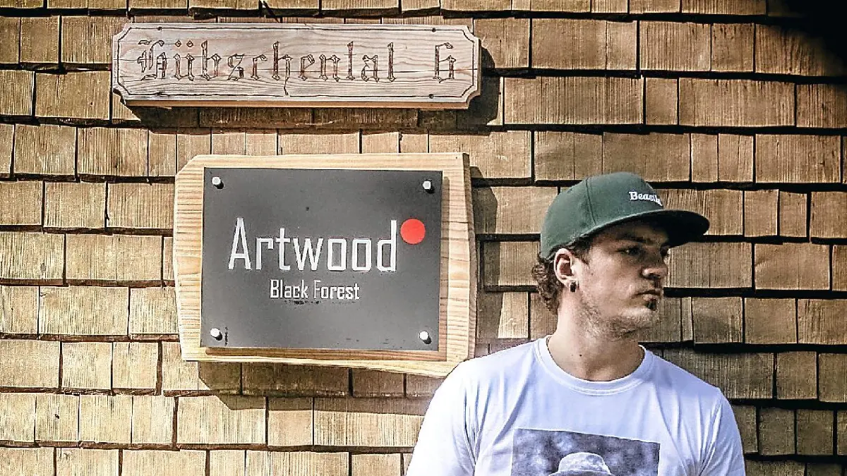Jochen Scherzinger vor seinem Elternhaus im Gütenbacher Hübschental.