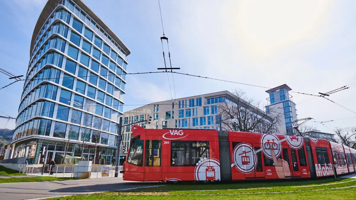 Die Polizei sucht Zeugen eines Vorfalls, der sich in der Linie 5 der Freiburger Straßenbahn ereignet hat. (Symbolfoto)