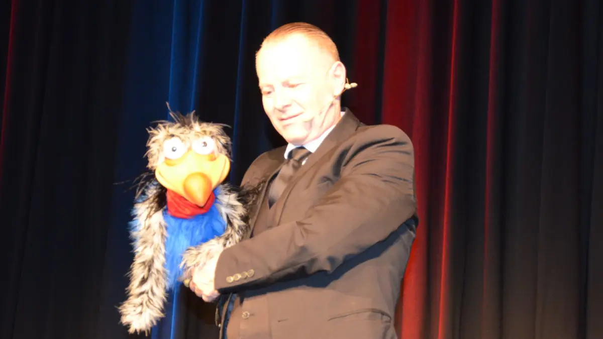 Auch als Bauchredner mit seinem Partner, dem Papagei Alfredo, begeistere Michale Parléz sein Publikum.