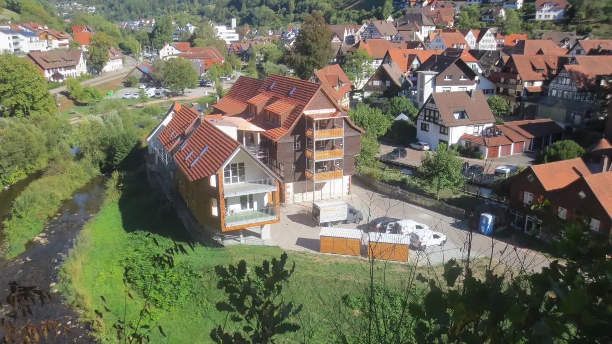 Der Schiltacher Schleifengrün mit dem jüngst renovierten Rotgerberhaus.