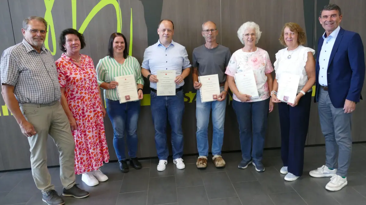 Bernd Kreft und Ute Weiß-Rösch vom DRK, die Geehrten Nadine Kossmann, Tobias Morlock, Frank Günther, Inge Maulbetsch und Karin Teufel sowie Bürgermeister Dieter Bischoff (von links).
