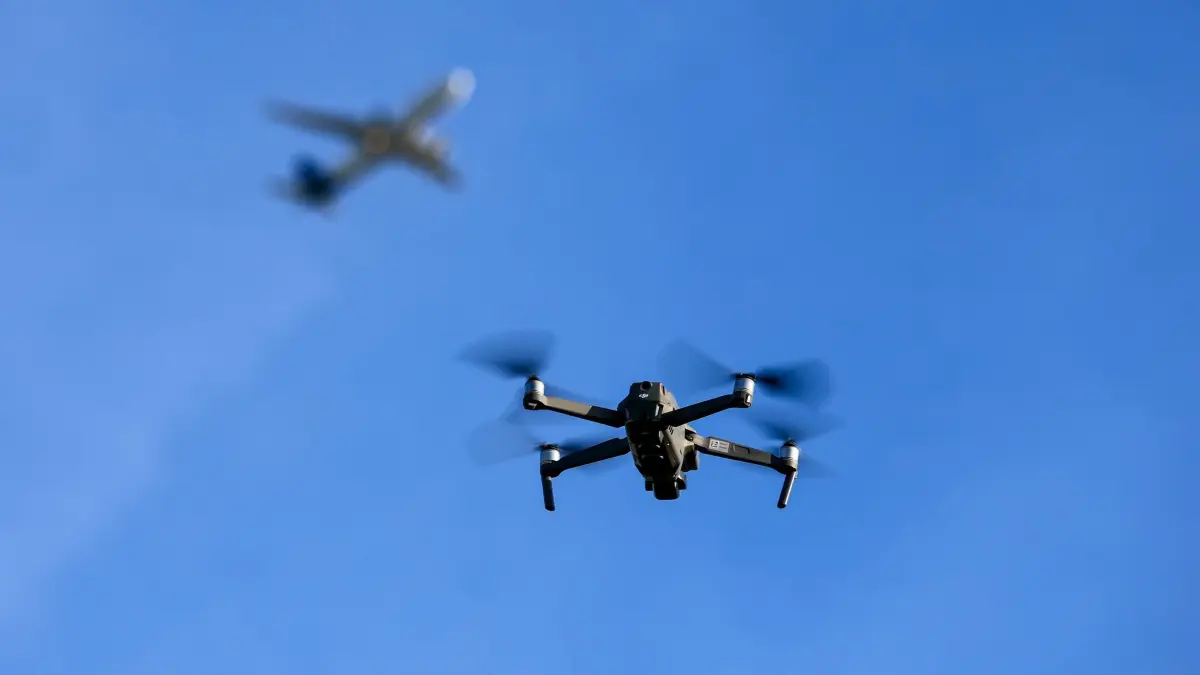 Drohne am Flughafen: Eine Drohne fliegt vor einem startenden Flugzeug in der Nähe des Flughafens Leipzig/Halle. Immer wieder muss nach Drohnensichtungen an europäischen Flughäfen der Flugbetrieb temporär eingestellt werden. (zu dpa: «Nach Leipziger Drohnen-Vorfall: Airport Stuttgart rüstet auf»)