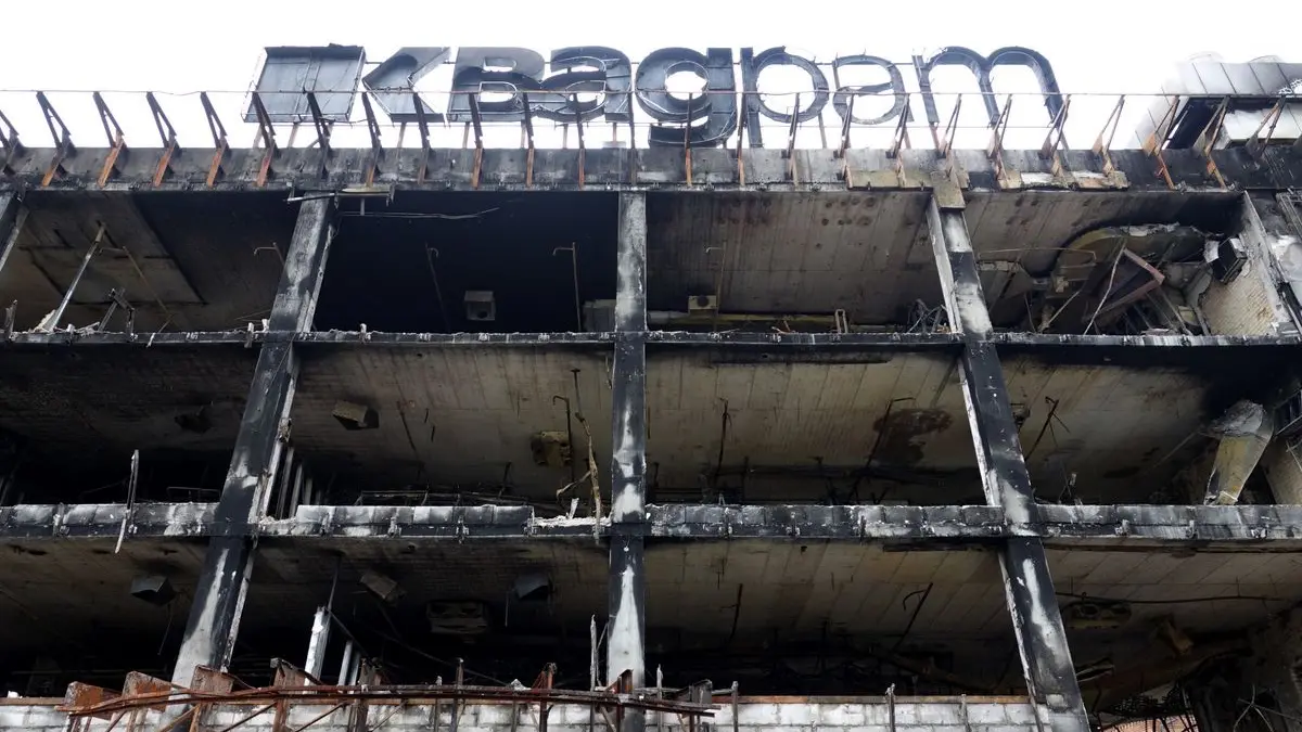 Russland bombt die Ukraine in Schutt und Asche: An der U-Bahn-Station Lukjaniwka in Kiew steht die Ruine des Einkaufszentrums Kwadrat, ausgebrannt nach einem russischen Luftangriff.
