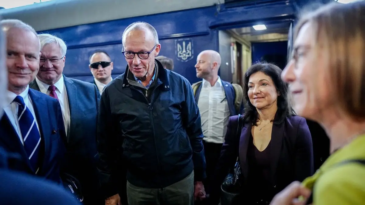 4. Oktober 2026: Bundeskanzler Friedrich Merz (Mi.) kommt am frühen Morgen auf dem Hauptbahnhof der ukrainischen Hauptstadt Kiew an und wird von Boris Ruge (li.), dem deutschen Botschafter in der Ukraine, begrüßt.