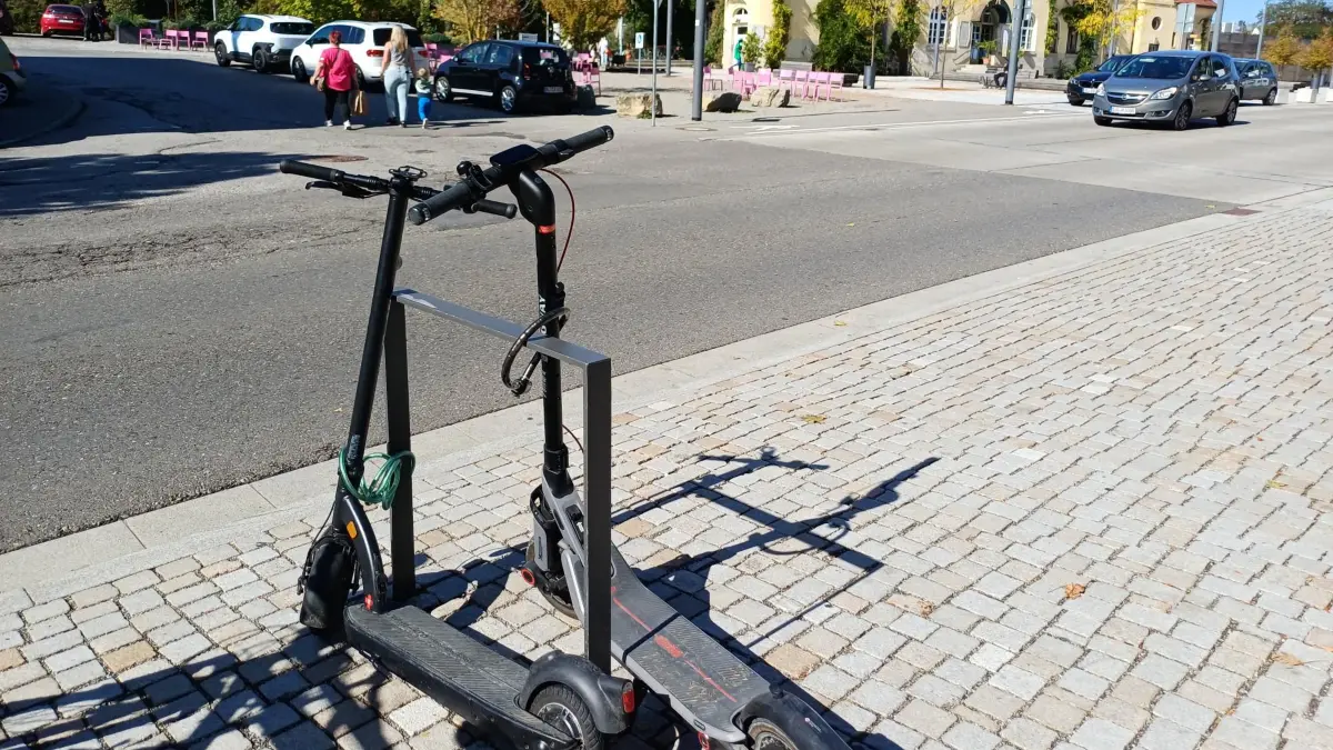 E-Scooter sind beim Bahnhof in Balingen abgestellt: Die Gefährte polarisieren in der Eyachstadt.