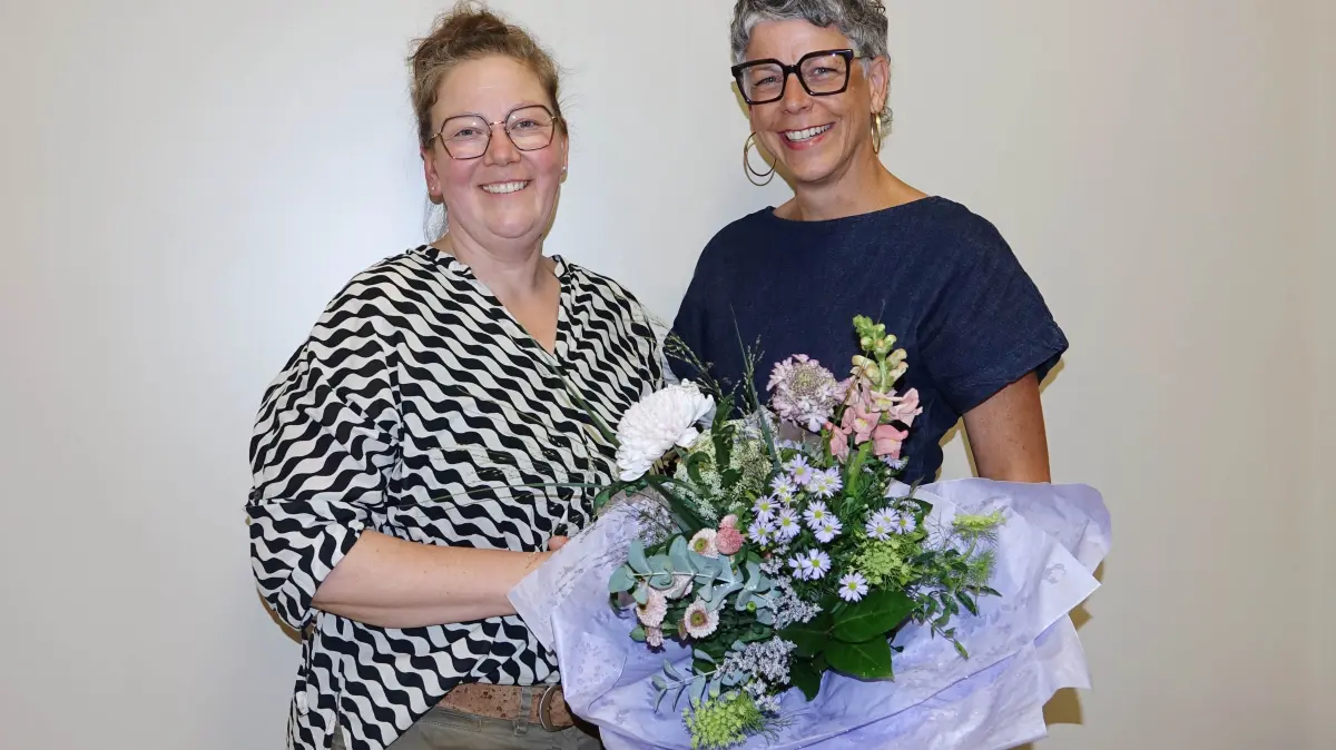 Die neu gewählte Vorsitzende Christina Himmelsbach (links) und die scheidende Vorsitzende Anita Weber (rechts, diese hält den vom Verein erhaltenen Dankesblumenstrauß für ihre 10-jährige Vereinstätigkeit).