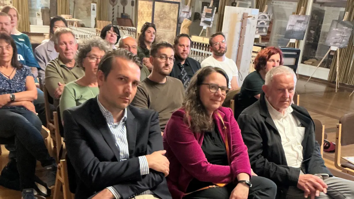 Blick ins Publikum der Vernissage