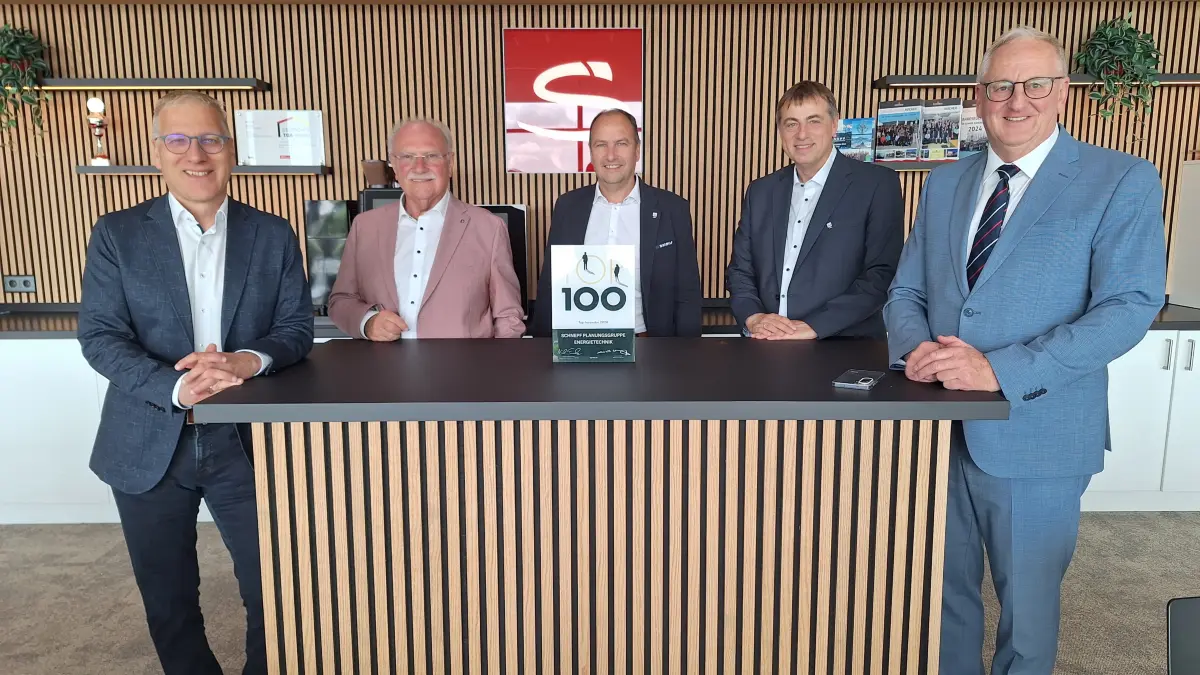 OB Jürgen Großmann (von rechts) gratulierte der Schnepf-Führungsriege mit Alexander Schillssott, Adrian Schaufert, Klaus Schnepf und Alexander Schädel zum Erfolg bei "TOP 100"