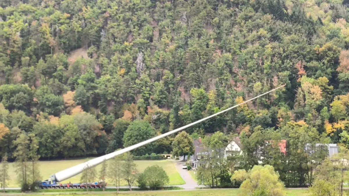 Ein Rotorblatt für den Windpark Sirnitz/Dreispitz fährt in der Nähe von Badenweiler.
