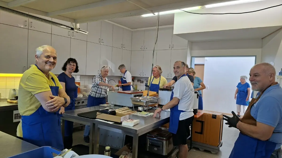 In der Küche liefen die Essensbestellungen ein, das Team hatte, trotz viel Arbeit, großen Spaß beim Sauerkrautfest.