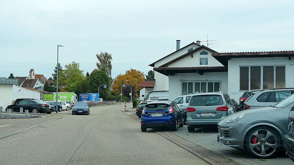 Parken in der Einfahrt zur Robert-Bosch-Straße - für viele Anwohner ein Ärgernis.
