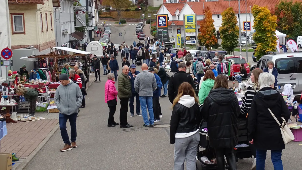 Beim Aktionstag in der Schömberger Ortsmitte ist jede Menge los.