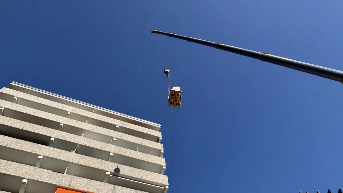 Per Autokran wurden Lasten nach oben und unten transportiert.