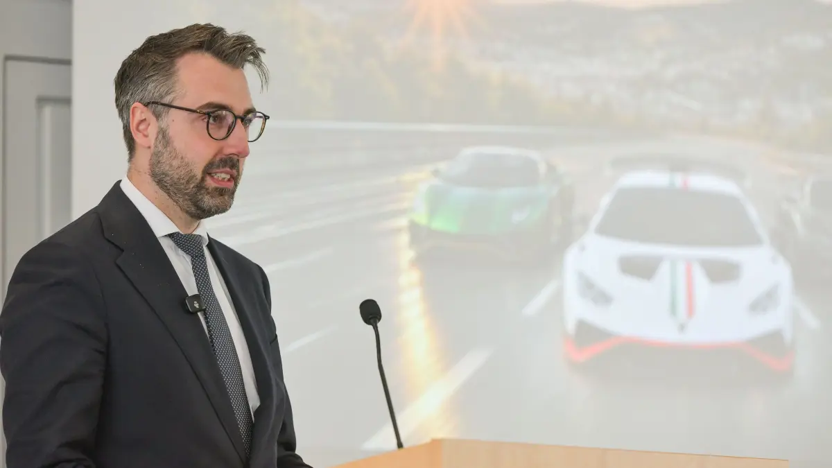 Eppli, Amtsgericht: Stuttgart, Das Land plant Ende Oktober gemeinsam mit dem Stuttgarter Auktionshaus Eppli im Mercedes-Benz-Museum die bisher größte Justizauktion des Landes Baden-Württemberg. Versteigert werden Luxus-Autos von Porsche, Lamborghini etc. sowie Motorräder und Luxus-Uhren. Die Objekte wurden sichergestellt. PK im Amtsgericht Stuttgart u.a. im Bild. v.l.: Robin Schray, mit Justizminister Moritz Oppelt(Krawatte), Alexander Doster(Glatze) Ferdinad B. Eppli(ganz rechts)
Welche Fälle stecken dahinter?