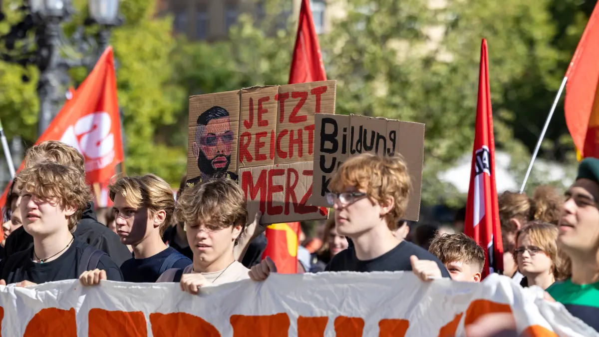 Schulstreik gegen Wehrpflicht in Frankfurt am 25. September 2026: Teilnehmer der Demonstration machen ihrem Unmut gegen Friedrich Merz Luft.