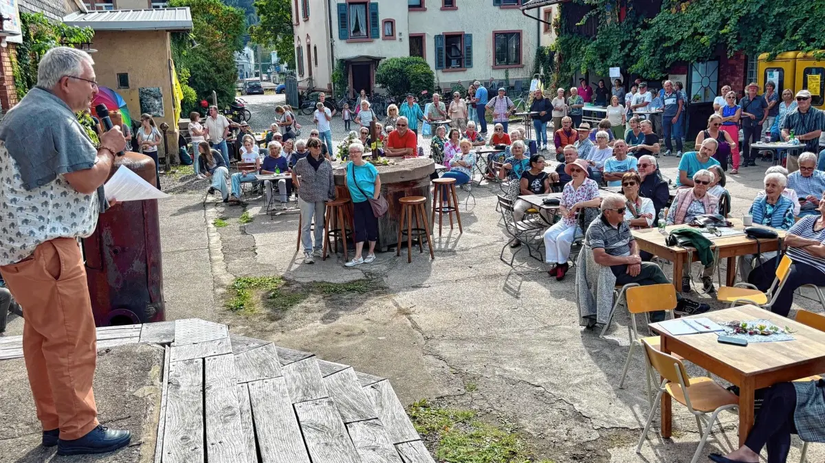 Etliche Festbesucher kamen vor allem, um ihn wieder zu sehen und zu hören: Der ehemalige Pfarrer Christoph Nobs (links) hielt eine bemerkenswerte Festrede.