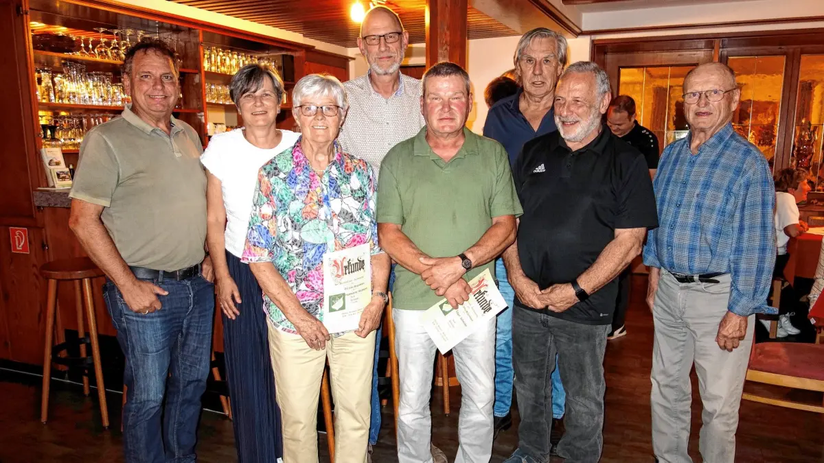 Der Vorsitzende Dirk Baumgärtner-Fränzen (Vierter von links) ehrte die Jubilare Hartmut Finkbeiner (von links), Astrid Hilberer,Hannelore Heizmann, Edgar Schmider, Georg Koch, Erhard Plischke und Gregor Firner für ihre langjährige Treue.