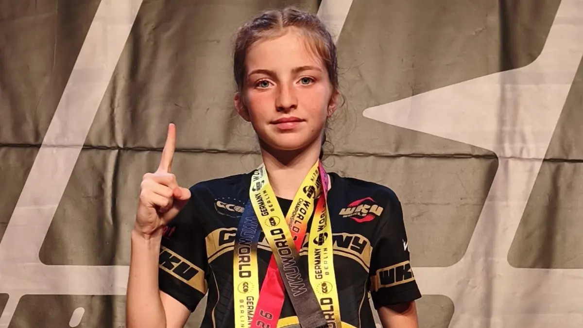 Die Schwenninger Kickboxerin Victoria Kostetsky mit ihren Titeln.