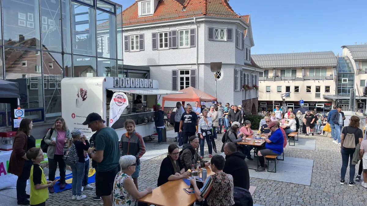 Auf dem Lindenplatz ist der Bauernmarkt.