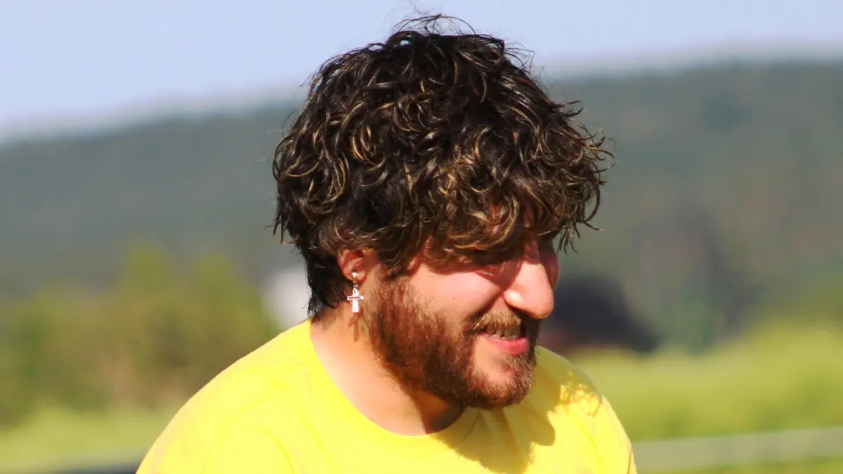 Eintracht-Trainer Luca Crudo hat nach dem dritten Auswärtssieg in Folge gut Lachen: Er mischt oben mit und möchte nach 2025 erneut in die Bezirksliga aufsteigen.