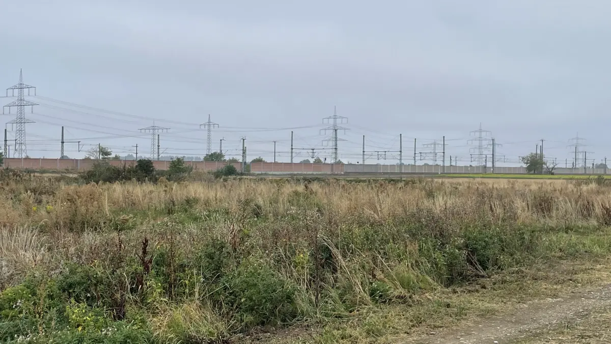 Das neue Schliengener Gewerbegebiet „Neumattäcker“ liegt zwischen der Bahnlinie – im Hintergrund - und der Ortsumfahrung