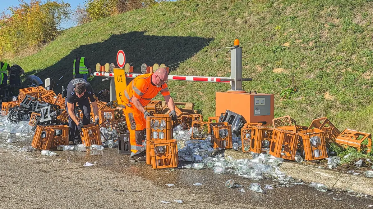 Die Aufräumarbeiten auf der B28 dauern einige Stunden an.