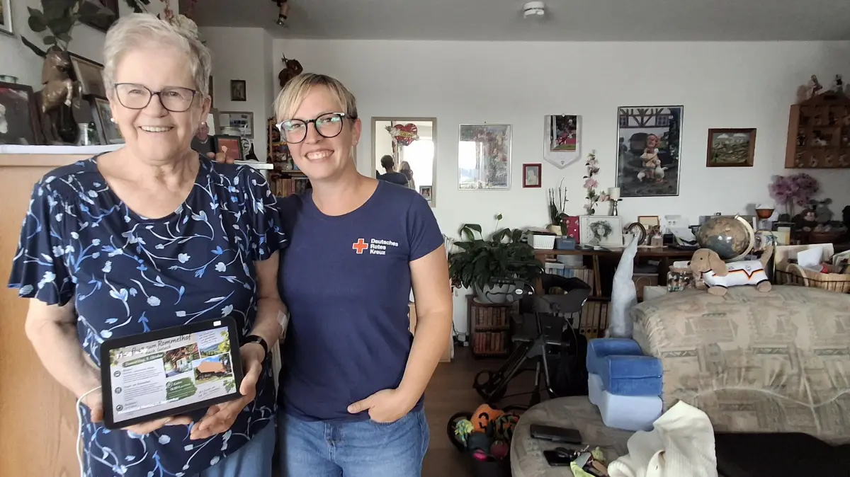 Dank LeNa fühlt sich Birgit Scheu sicher in ihrer Wohnung. Nicole German-Borowski vom DRK-Kreisverband Villingen-Schwenningen besucht sie regelmäßig.