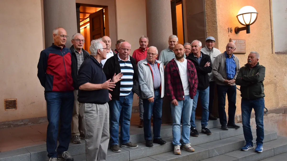 Die Männervespergruppe zusammen mit Heinz Högerle vom Träger- und Förderverein Ehemalige Synagoge Rexingen