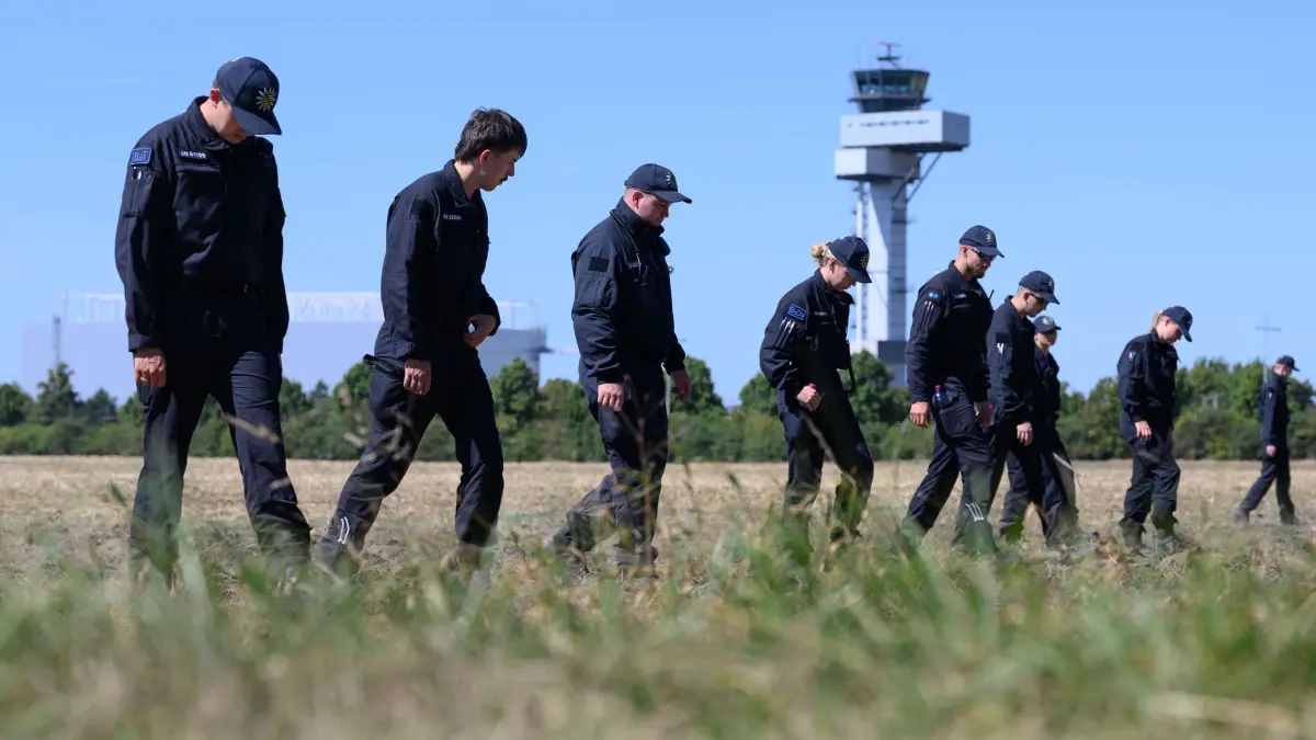Nach Drohnenvorfall am Flughafen Leipzig/Halle: Einsatzkräfte der Polizei suchen ein Feld am Flughafen Leipzig/Halle nach Spuren ab. Nach dem Drohnenvorfall in der Nacht zum Mittwoch (05.08.) laufen die Ermittlungen. Die für einen Angriff ausgerüstete Drohne war nach Angaben aus Sicherheitskreisen nahe einer ukrainischen Transportmaschine sichergestellt worden. (zu dpa: «BND-Chef sieht Deutschland im «Schattenkrieg» mit Russland»)