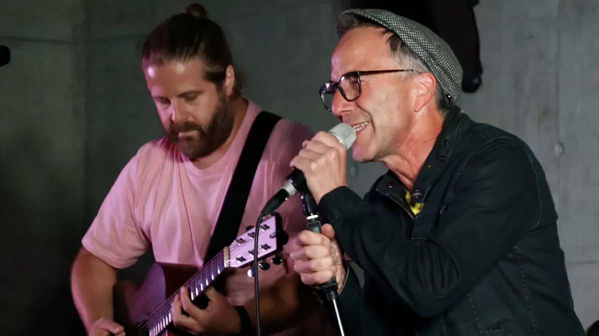 Blätterten musikalisch im Poesiealbum: Gitarrist Benny Eisel und Sänger und Moderator Jürgen Hörig.