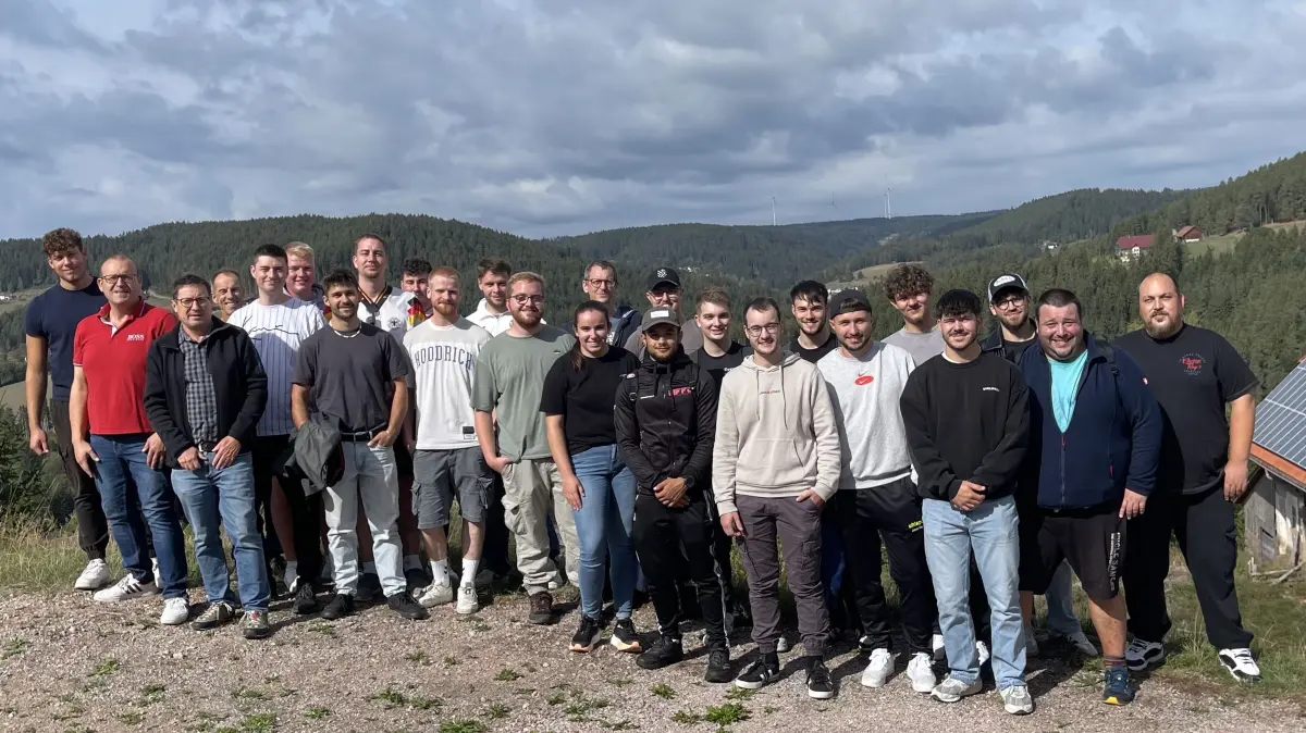 24 Technikerschüler der Beruflichen Schulen Schramberg und ihre Lehrkräfte beim Auftakt-Seminar auf der Altenburg bei Tennenbronn