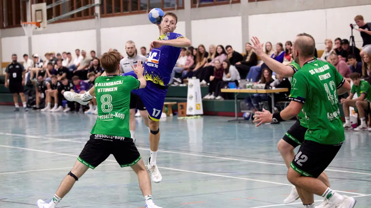 Lukas Glunk steigt zum Wurf hoch. Er nnetzte gegen Allensbach/Dettingen-Wallhausen zehnmal ein.