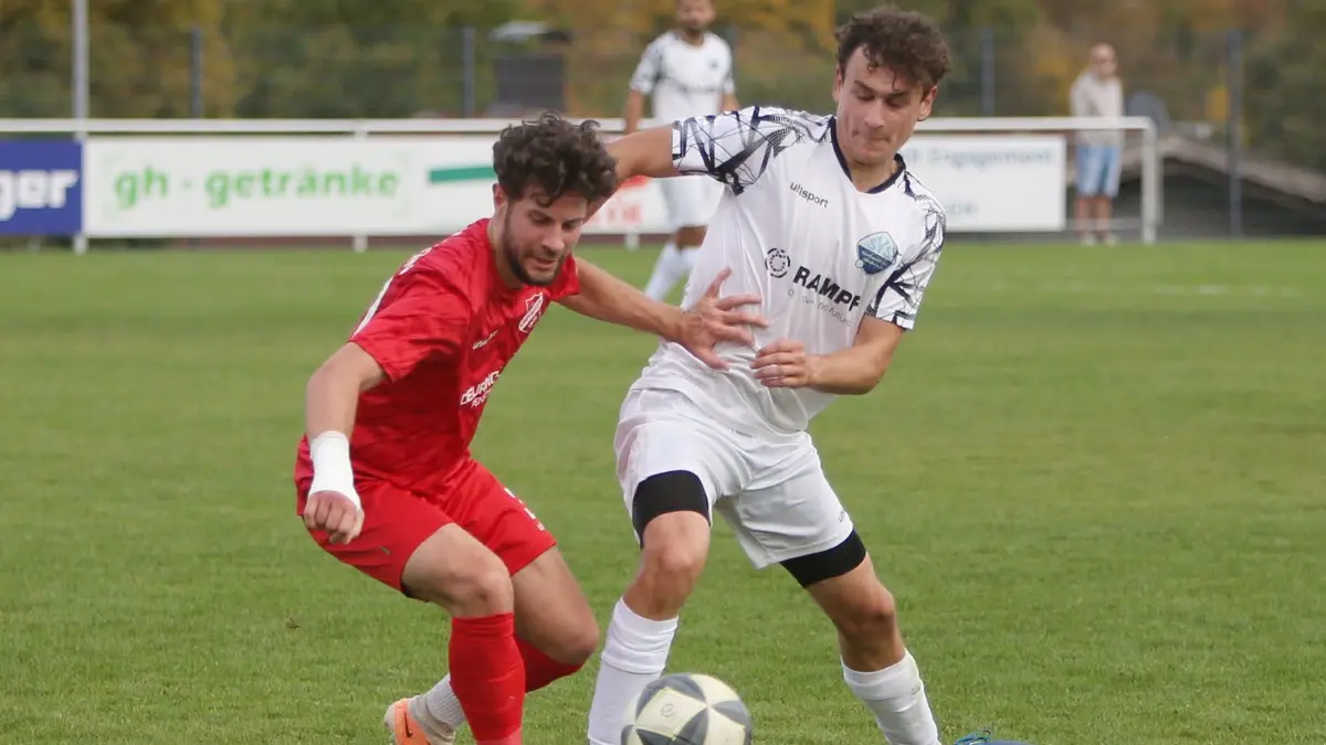 Sandro Mihic (in Rot) stand gegen den SV Seedorf für 65 Minuten auf dem Platz.