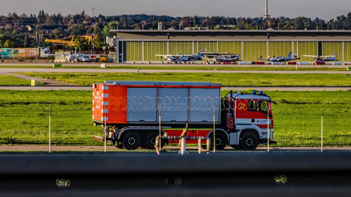Am spaeten Montagnachmittag kam es am Flughafen Stuttgart zu einem groesseren Polizeieinsatz im Zusammenhang mit einer Maschine der Fluggesellschaft Air Cairo.<br />
<br />
Nach ersten Informationen soll eine Person an Bord geaeussert haben, eine Bombe bei sich zu haben. Daraufhin wurden die Passagiere aus dem betroffenen Flugzeug in die Terminals gebracht.<br />
<br />
Die Terminals 3 und 4 wurden vorsorglich gesperrt. Einsatzkraefte sperrten den betroffenen Bereich weitraeumig ab. Die weiteren Massnahmen vor Ort laufen derzeit.<br />
<br />
Ob von der Aeusserung tatsaechlich eine Gefahr ausging und wie es zu dem Zwischenfall kam, ist bislang unklar. Weitere Informationen liegen derzeit noch nicht vor.