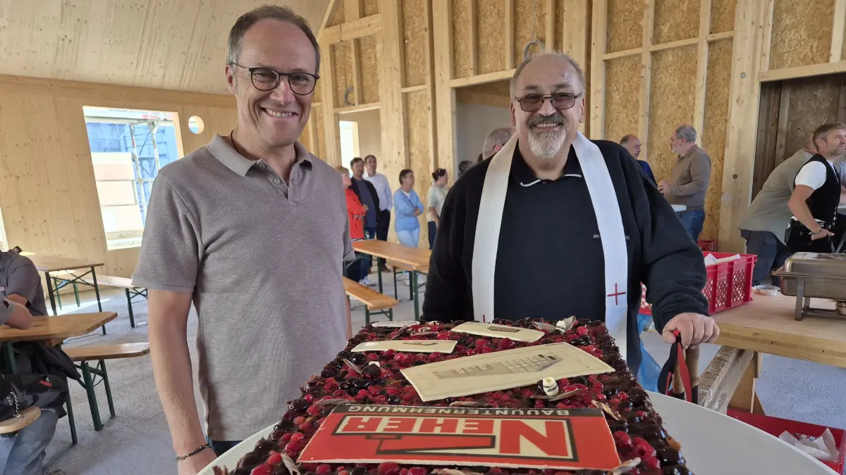 Freuen sich auf viele schöne Begegnungen im großen Saal des künftigen Gemeindehauses: Berthold Stroppel (links), Leiter des katholischen Verwaltungszentrums, und Pfarrer Uwe Stier.