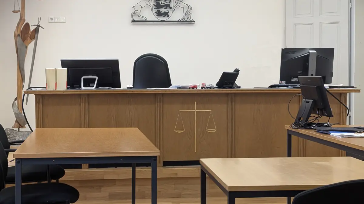 Wegen sexuellen Missbrauchs von Kindern muss sich ein 62-Jähriger vor dem Amtsgericht Schönau verantworten. Vorläufig sitzt er weiter in Untersuchungshaft.