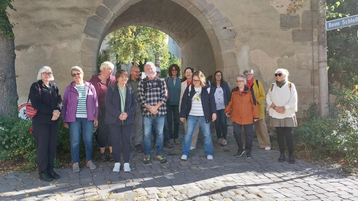 Die Teilnehmer am Eingang zu Kloster und Schloss Bebenhausen mit Pfarrerin Jeremias-Hofius (links)