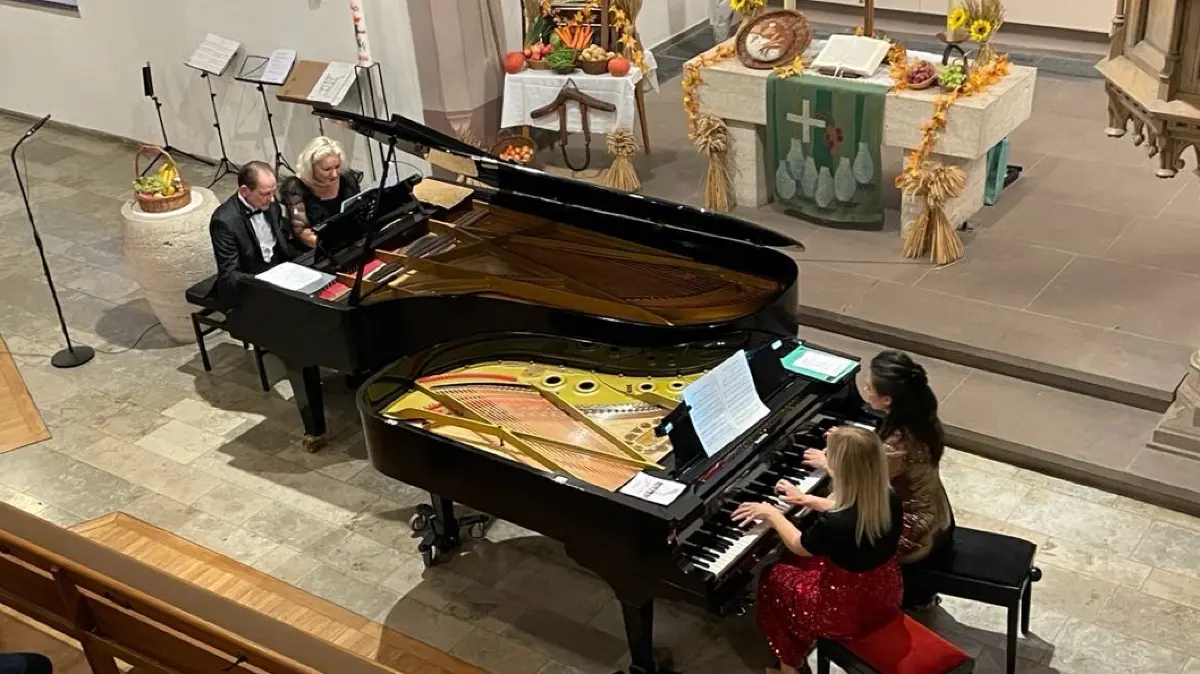 Die Gäste erlebten ein spektakuläres Konzert mit vier Pianisten an zwei Flügeln.