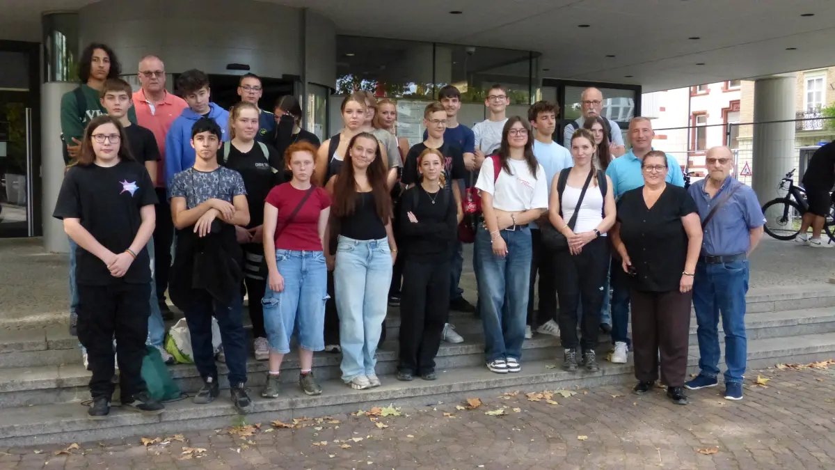 Stadträtin Silke Herzog mit den Schülerinnen und Schülern der Tännichtschule Meerane