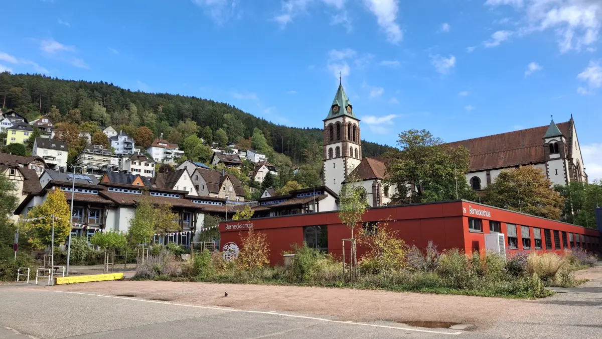 Der Schulhof der Berneckschule wird immer wieder verwüstet. Lehrkräfte berichten zudem von Beleidigungen und Drohungen.