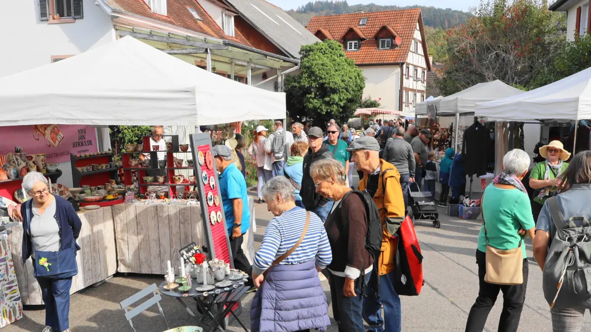 Der Kunsthandwerksmarkt in Holzen ist ein Publikumsmagnet.