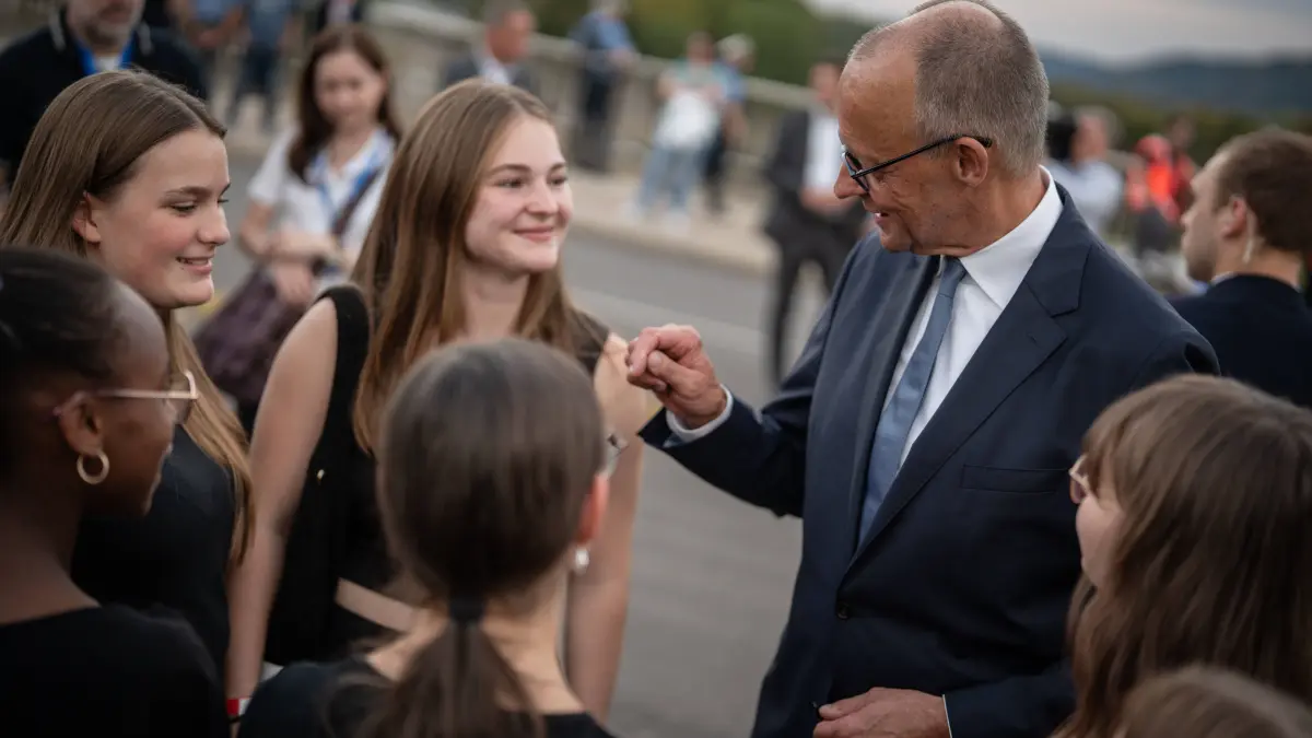 Bundeskanzler Friedrich Merz am 28. September während der Einweihungsfeier auf der Gustav-Heinemann-Brücke in Saarlouis: Unter wohlerzogenen jungen Menschen fühlt sich Merz offenkundig wohl.