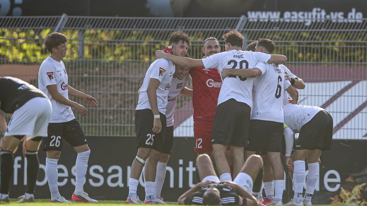 Die Nullachter bejubeln den 1:0-Heimsieg gegen den TSV Essingen.