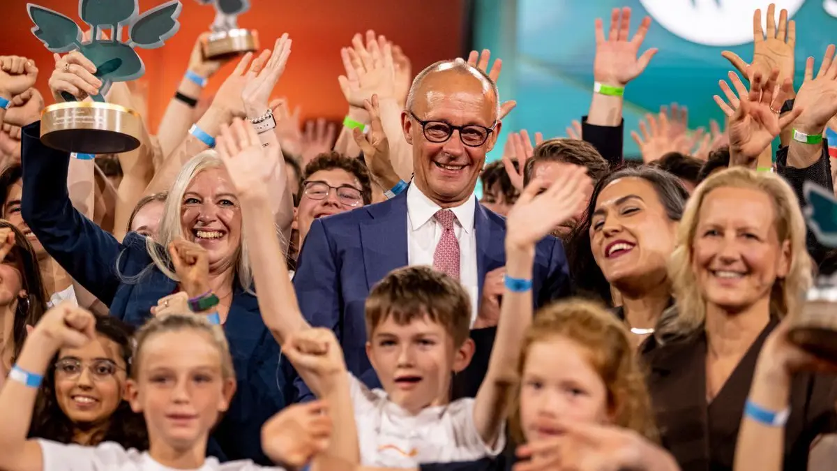 Friedrich Merz (Mi.) nimmt am 29. September an der Übergabe des Deutschen Schulpreises im Studio Berlin Adlershof teil. Fünfzehn Schulen stehen im Finale des Preises, der von der Robert Bosch Stiftung und der Heidehof Stiftung vergeben wird.