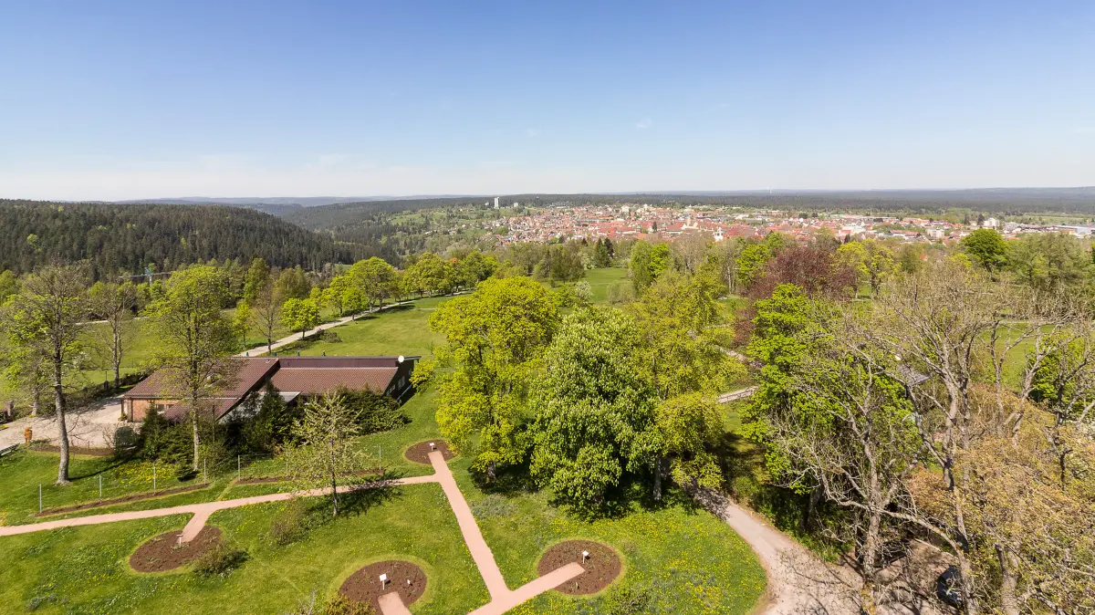 Blick von Friedrichsturm mit Duftrosenpark.